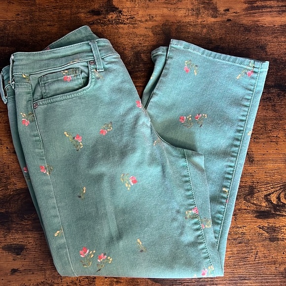 NYDJ Capri Jeans Natflordes Green Floral Size 4 - Picture 3 of 8